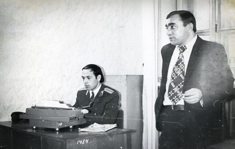Інспектор карного розшуку Ленінського РВВС у м.Чернівці Геннадій Москаль (зліва), 1975 р