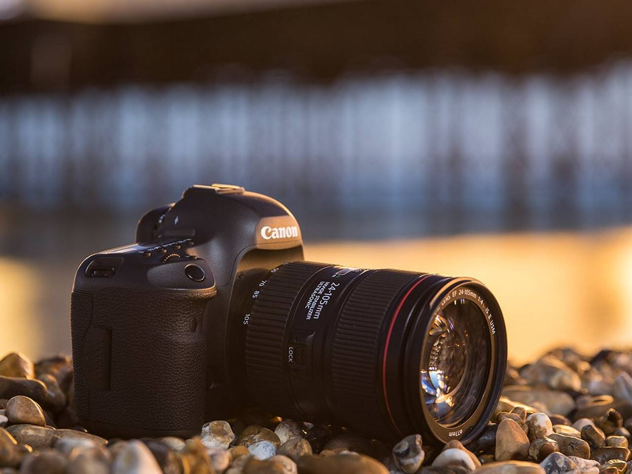 Фотоаппарат с установленным объективом Canon EF 24-105 mm f/4L IS II USM