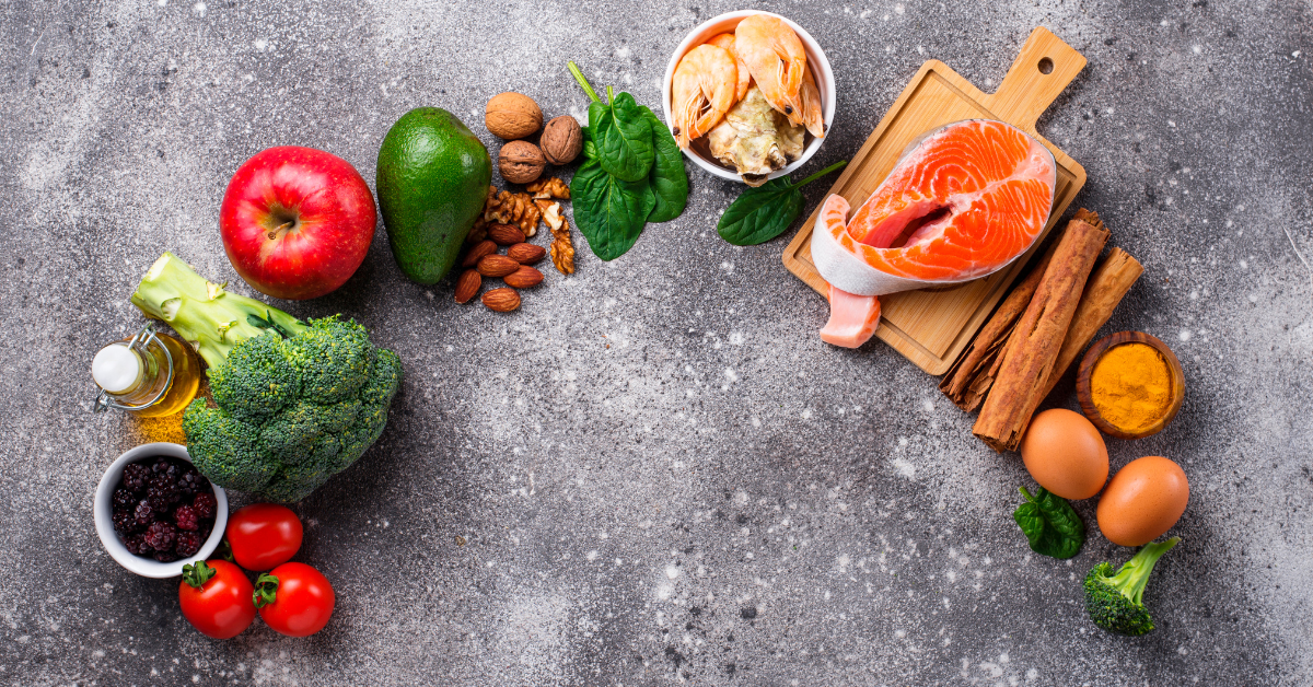 Broccoli, salmon, apples, tomatoes, eggs, and other nutritious foods, symbolizing the role of diet and nutrition in Alzheimer's management.