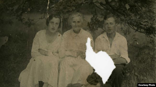 Бронислав Каминский с матерью и женой