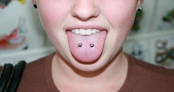 Lady shows off her beautiful venom piercing in style