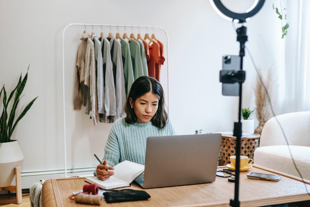C:\Users\DELL\Desktop\Temporary Stablli\Newsletters\Jan\N #2\Influencer Working.jpg