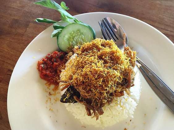 Nasi krawu merupakan makanan khas kota gresik yang terbuat dari