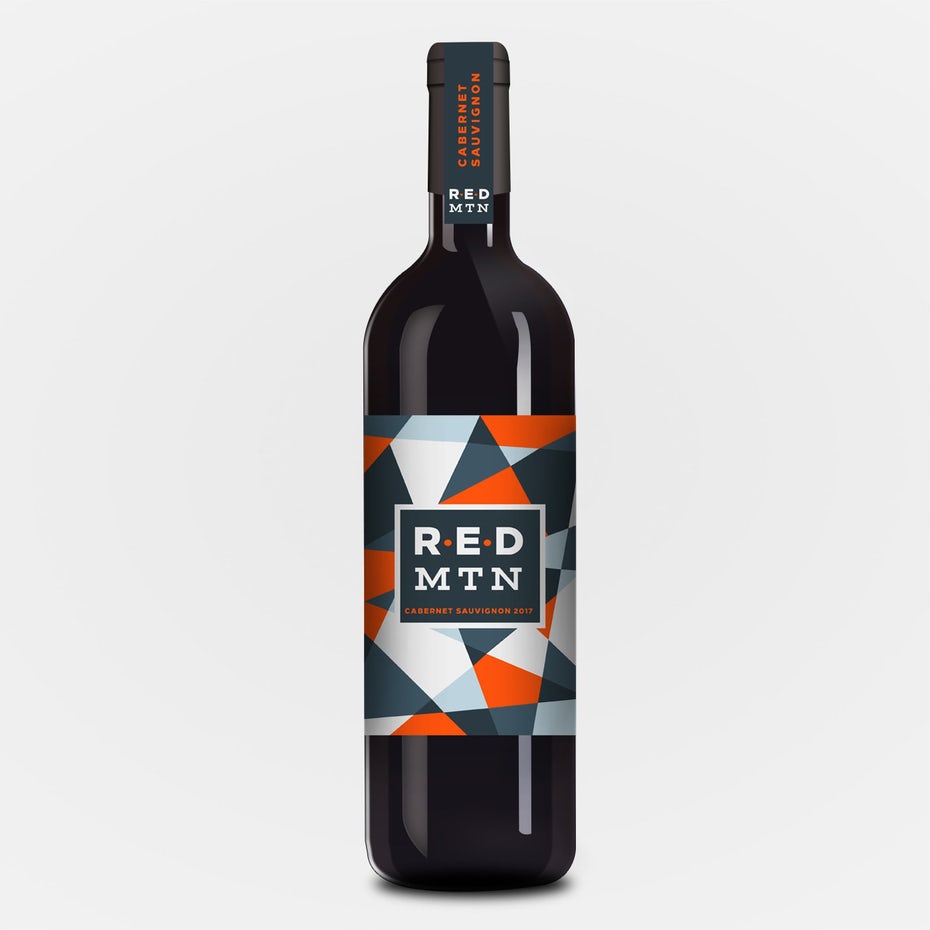 xu hướng thiết kế bao bì hình học: chai rượu với thiết kế nhãn màu đỏ và xám hình học sắc nét