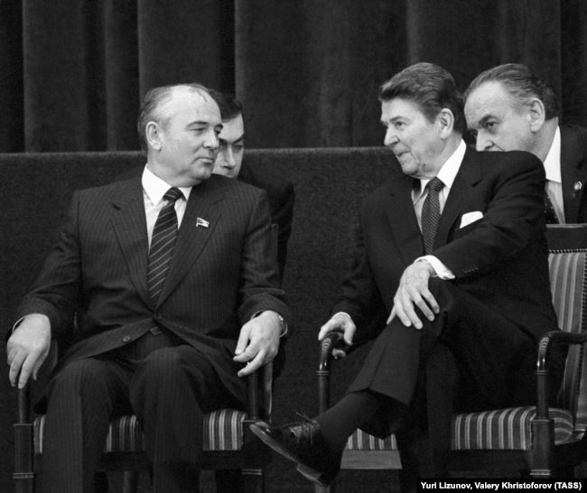 Генеральный секретарь ЦК КПСС Михаил Горбачев и президент США Рональд Рейган (справа) в международном пресс-центре, Швейцария. Женева, 21 ноября 1985