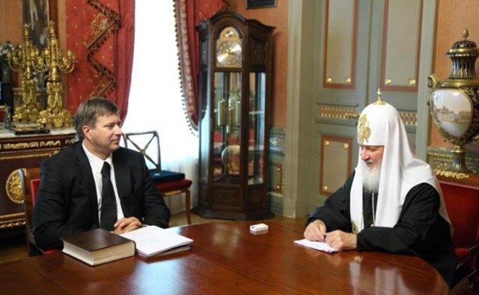 Як пояснюється на сайті РПЦ, фотографія була зроблено 3 липня 2009 року під час зустрічі патріарха з міністром юстиції Росії Олександром Коноваловим.