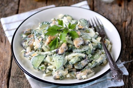 Salad with mussels, cucumbers and eggs