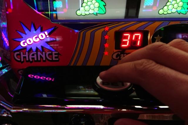 A picture containing text, indoor, person, slot machine

Description automatically generated