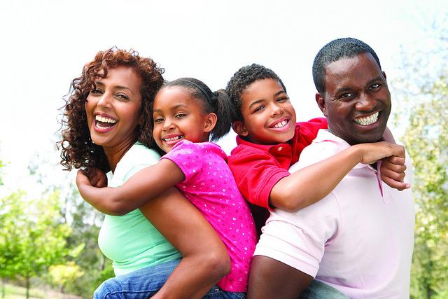 Familia compuesta por un padre, madre y dos hijos