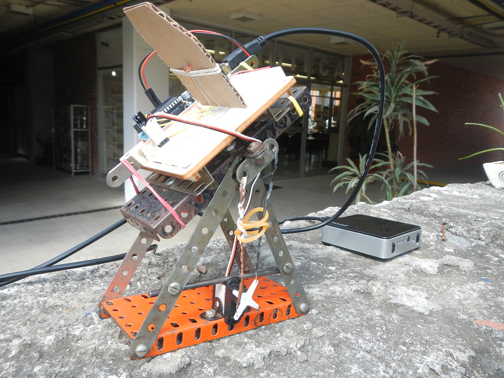 Solar tracker constructed with Arduino