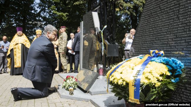 Жертвы были у всех. 2018 год: тогдашний президент Украины Петр Порошенко возлагает цветы к памятнику жителям украинского села Сагринь, погибшим от рук польских повстанцев в 1944 году