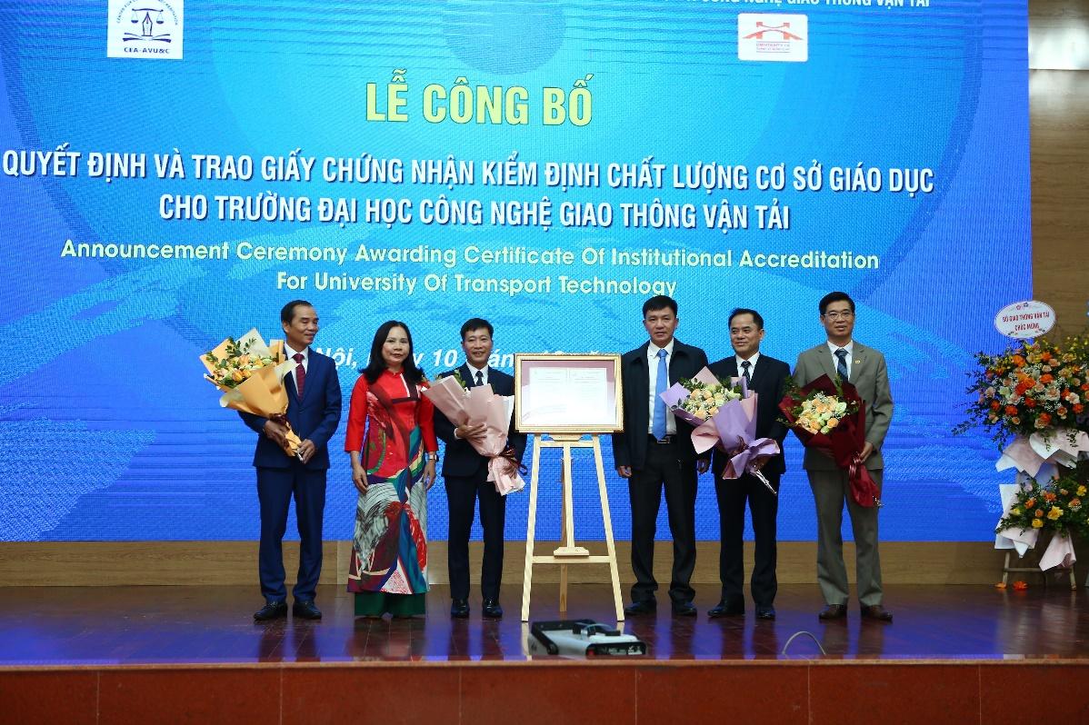 E:\ĐÁNH GIA CƠ SỞ GIÁO DỤC ( TT 12)\ĐẠI HỌC CÔNG NGHỆ GIAO THÔNG VẬN TẢI (V2)\ẢNH TRAO GCN KĐCLGD ĐH CN GTVT 10.10.2022\AUTT0631.JPG