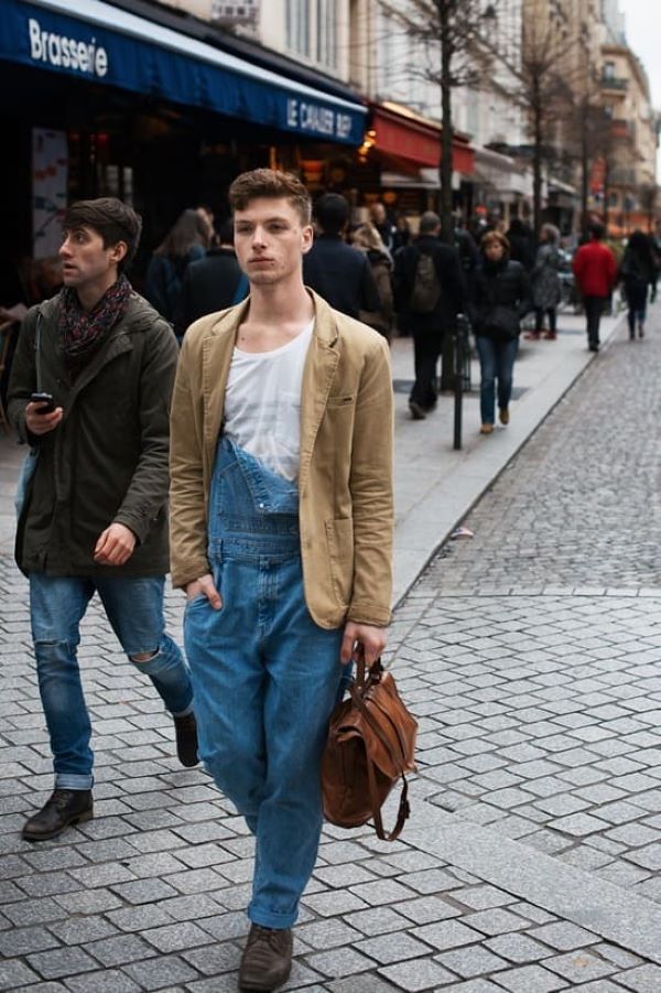 Áo khoác giúp bộ jumpsuit thêm trẻ trung và hiện đại