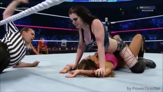 Paige pins Nikki Bella - YouTube