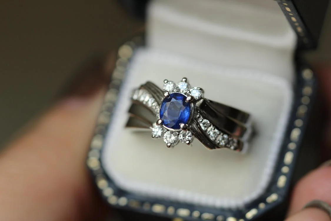 A Complete Guide: What Kind of Ring Should You Propose With?