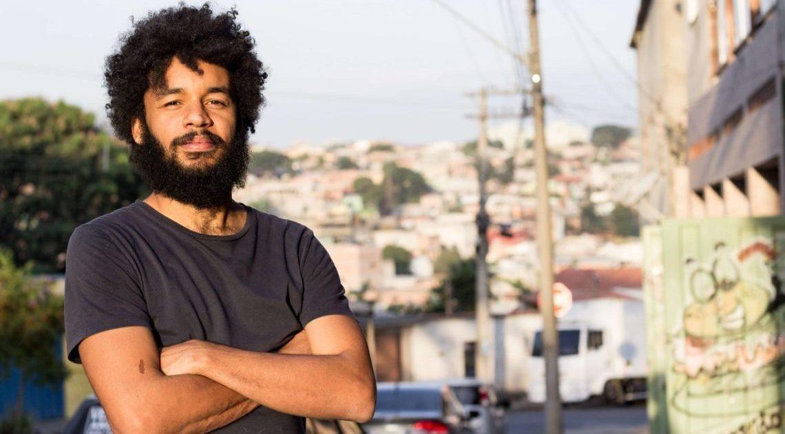 Homem com camiseta preta    Descrição gerada automaticamente