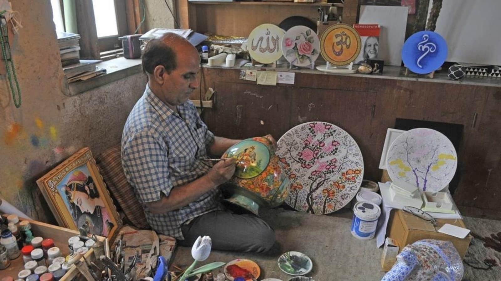 Kashmir's artisans honoured for their exceptional craftsmanship on  Teachers' Day - Hindustan Times