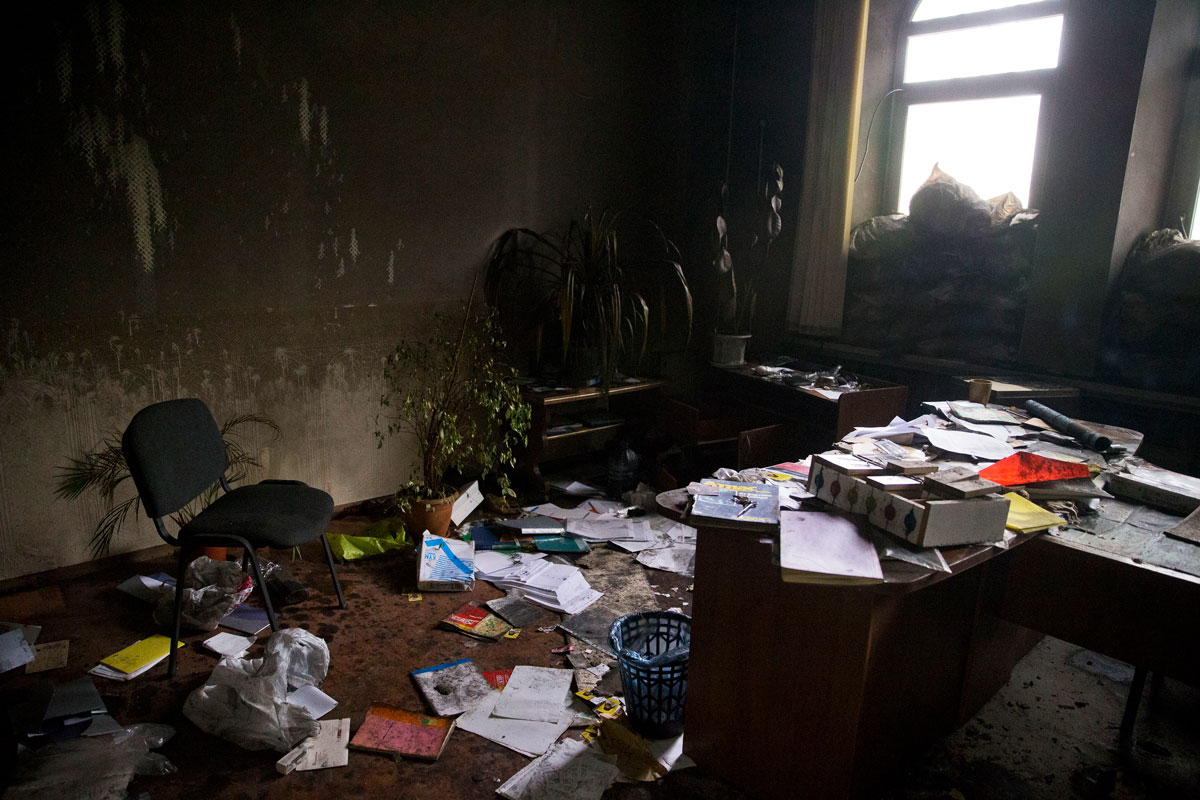 Внутри здания СБУ в Славянске 7 июля 2014 года, через два дня после того, как Игорь Гиркин и его люди отступили из города, оставив протоколы "военно-полевых трибуналов"