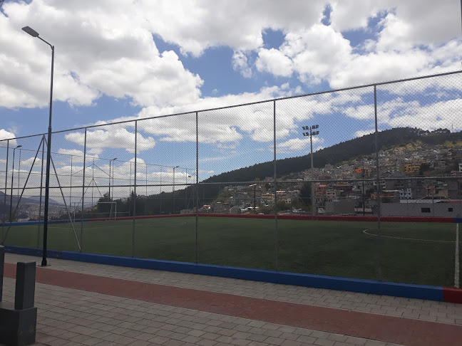 Opiniones de Hierba Buena en Quito - Campo de fútbol