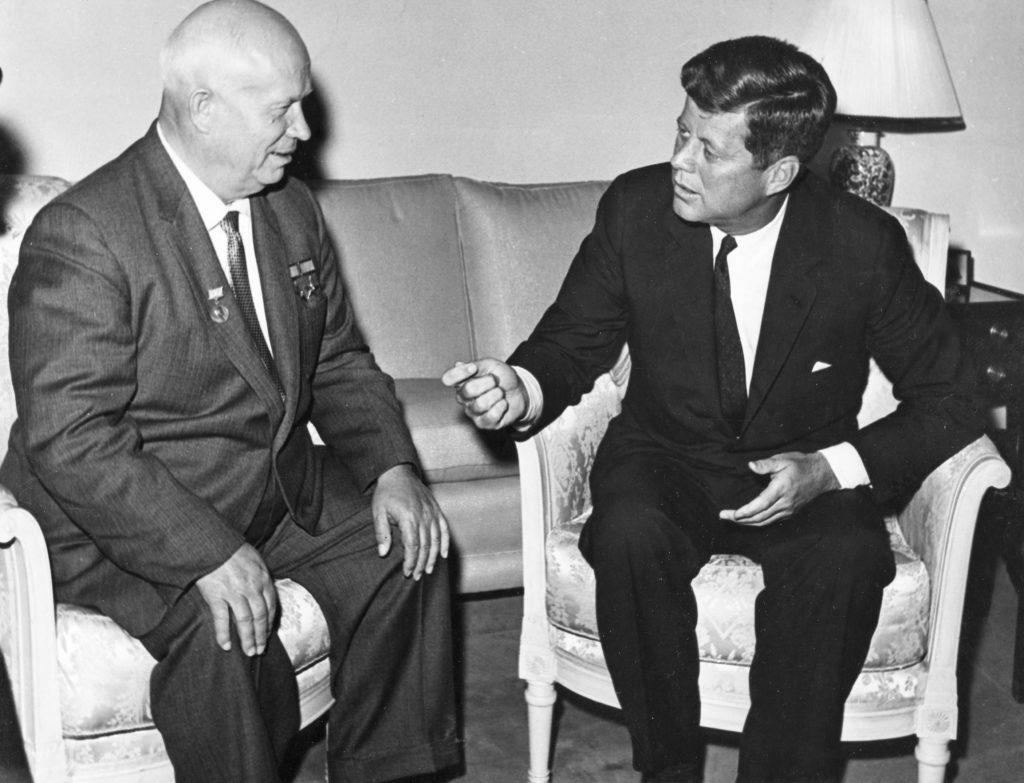Hội nghị thượng đỉnh giữa Khrushchev (trái) và Kennedy vào tháng 6/1961. Ảnh: Reuters.