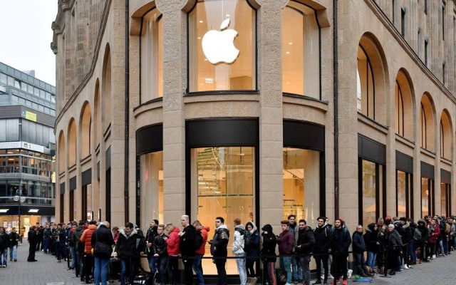Gatilho mental da antecipação: o segredo bilionário da Apple - Pessoas fazendo fila para comprar o primeiro iPhone