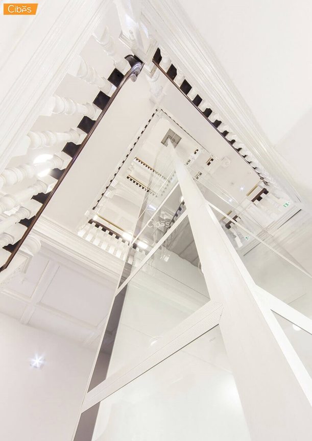 Thang máy gia đình 4 mặt kính được lắp giữa lòng cầu thang bộ là điểm nhấn hoàn hảo cho căn nhà của bạn.