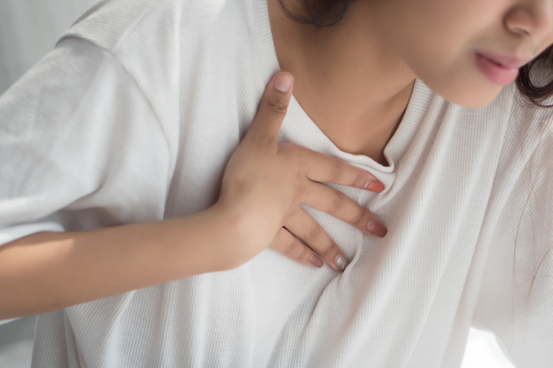 Trào ngược dạ dày có liên quan tới tình trạng khó thở, tức ngực không? |  Vinmec