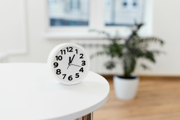 arrangement-with-clock-table
