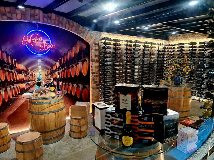 Hầm rượu được Bảo Châu bố trí các đồ nội thất gỗ