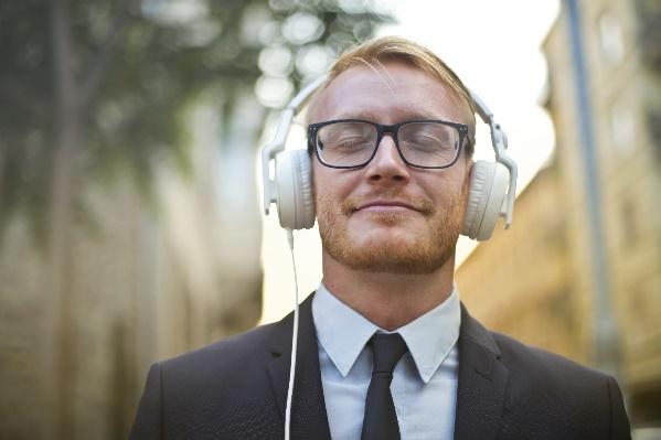 A person wearing glasses and headphones

Description automatically generated with medium confidence
