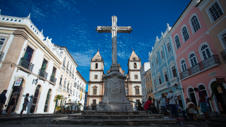 Igreja com cruz no topoDescrição gerada automaticamente com confiança média