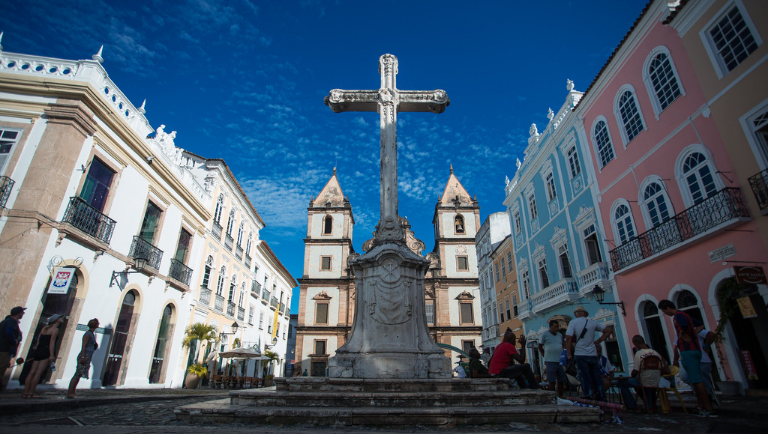 Igreja com cruz no topo

Descrição gerada automaticamente com confiança média