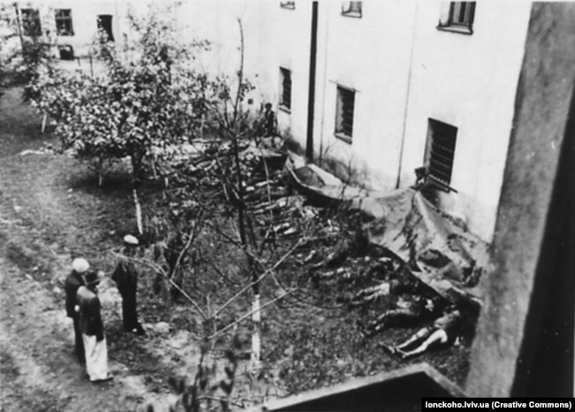 Впізнання загиблих у Бригідках. 3 липня 1941 року