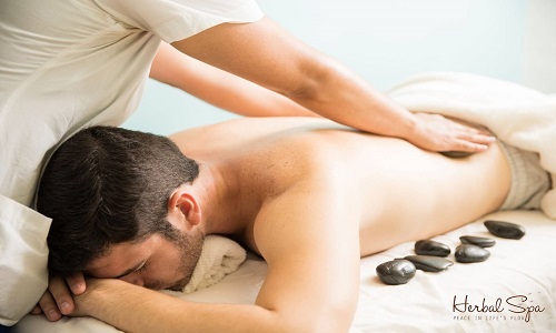 Massage toàn thân có tác dụng tuyệt vời đối với sức khỏe và tinh thần của các đấng mày râu 