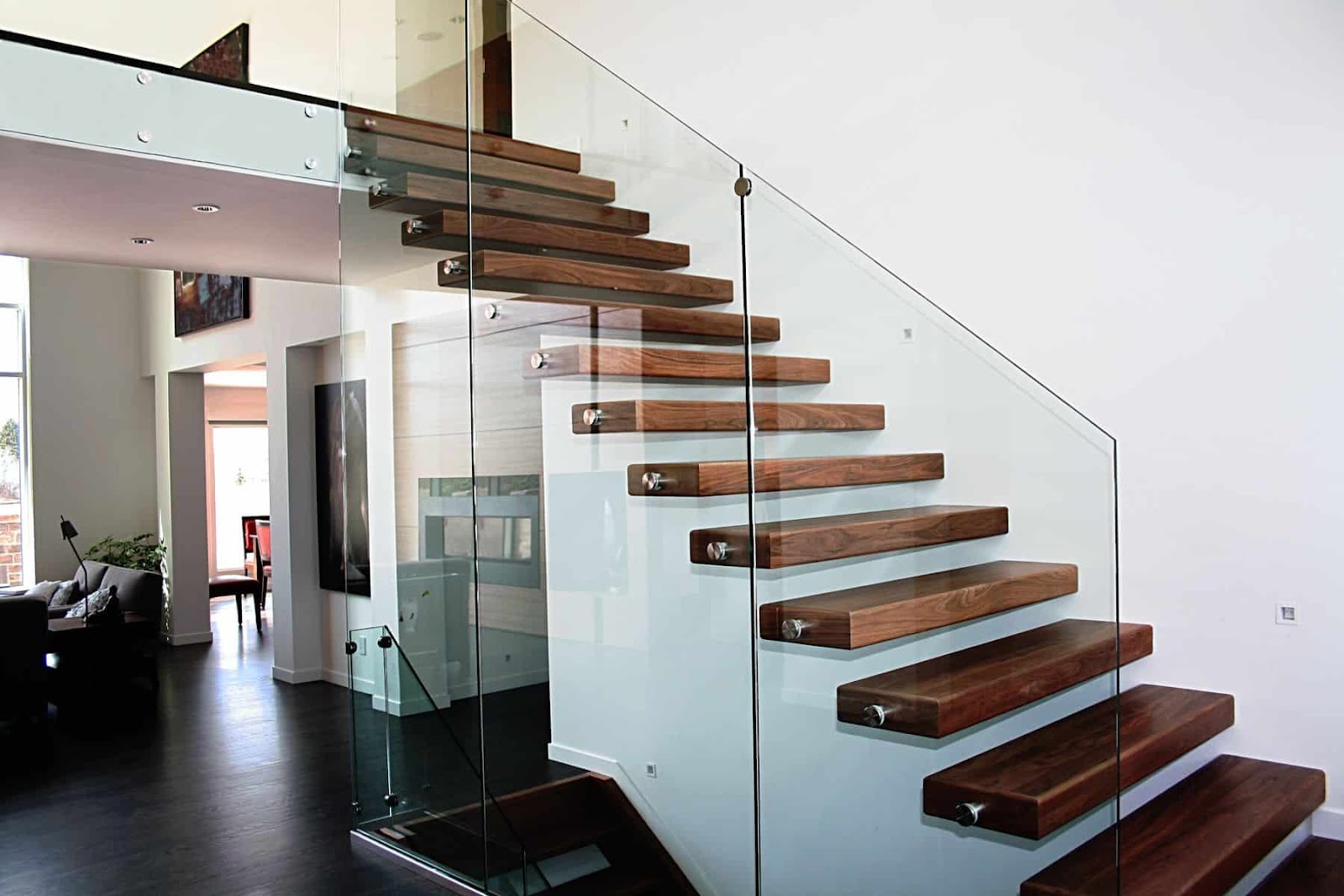 Cầu thang có khe hở ảnh hưởng đến quá trình vận khí trong căn nhà