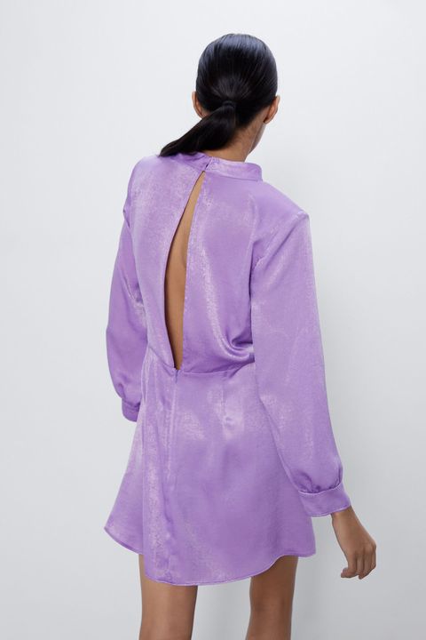 Mujer de espaldas con vestido color lavanda 