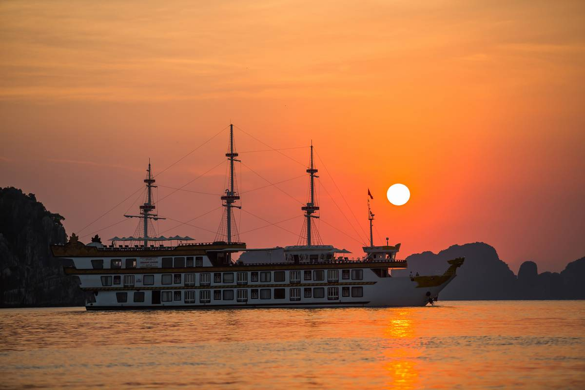 Tour du thuyền Vịnh Hạ Long - Chiêm ngưỡng vẻ đẹp của chiếc du thuyền Dragon Legend dưới ánh hoàng hôn 