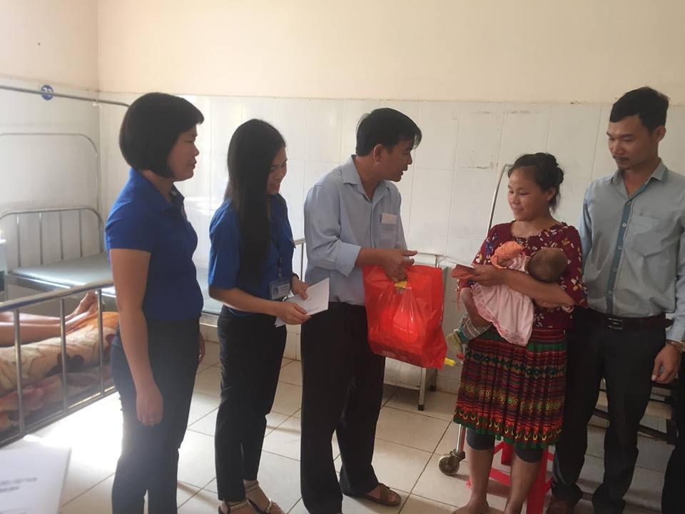 Kho Bạc Nhà nước huyện Đắk Glong trao quà cho bệnh nhân nghèo tại Bệnh viện Đa khoa Đắk Glong.