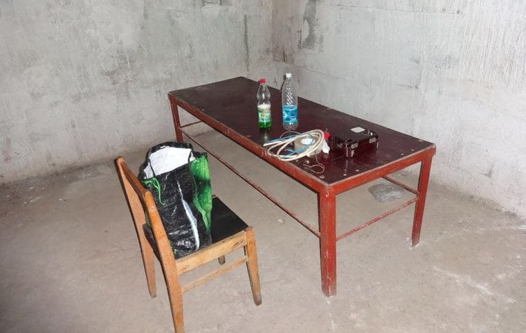 Орудия пыток — стол, к которому привязывали заключенных, полевой телефонный аппарат (ТАП), провода, вода для смачивания контакта проволоки с кожей