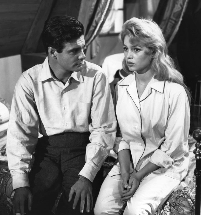 Louis Jourdan et Brigitte Bardot dans La Marie est trop belle en 1956