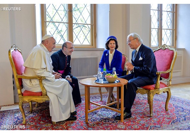 Pope Francis talks to Queen Silvia of Sweden and King Carl XVI Gustaf of Sweden at the King's House in Lund, Sweden October 31, 2016 - REUTERS