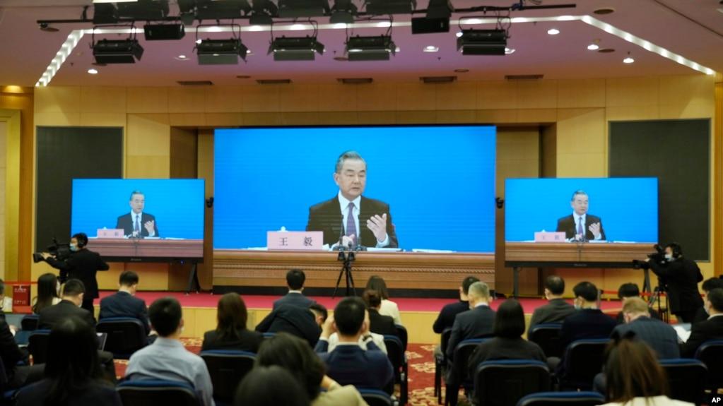 Ngoại trưởng Trung Quốc Vương Nghị phát biểu tại cuộc họp báo qua video hôm 7/3/2022.