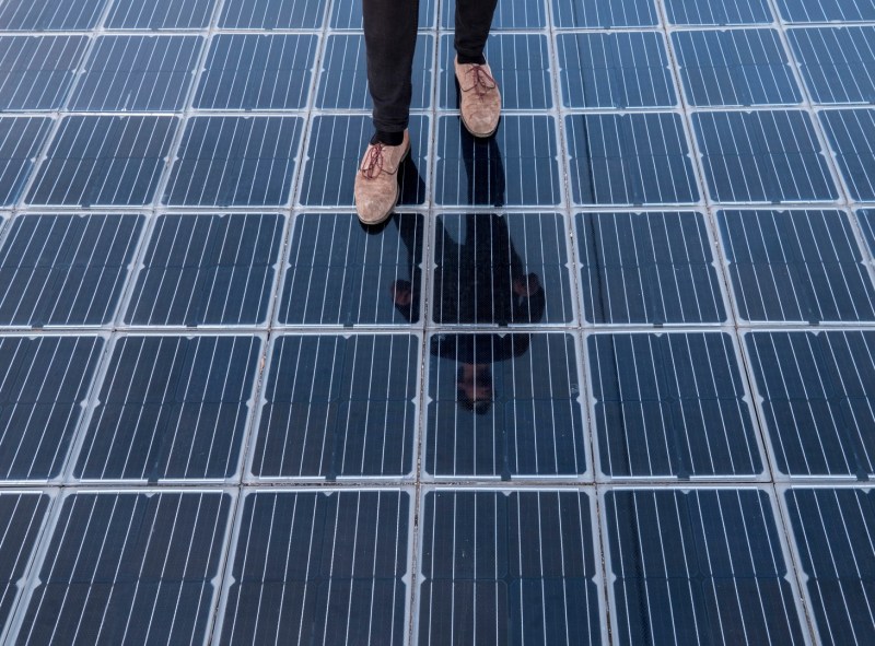, Húngaros crean piso solar hecho con botellas recicladas que genera energía todo el año