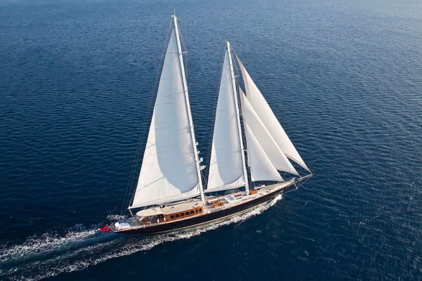 Skyfall, james bond - Pruva REGINA yacht 
