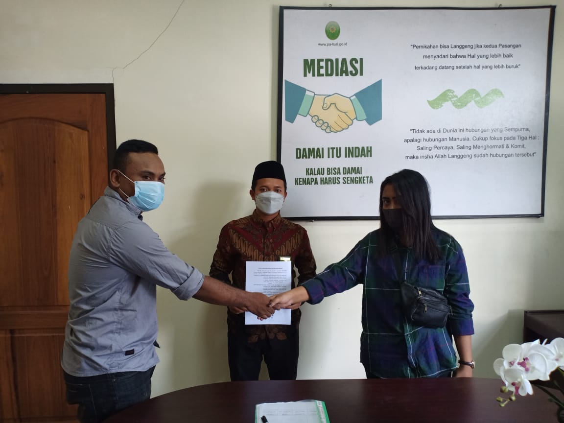 Upaya penyelesaian konflik dengan melibatkan pihak ketiga adalah