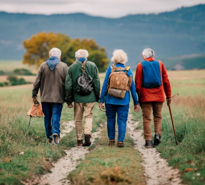 Grupo de ancianos camina por una vereda rural, alusión a migración forzada
