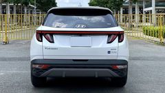 Phần đuôi xe của Hyundai Tucson 2023 thể hiện sự liền mạch hơn với đèn hậu LED sắc cạnh