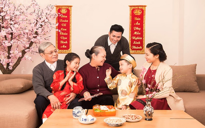 Xông trầm hương vào dịp giỗ Tết mang lại không gian ấm cúng, sum vầy