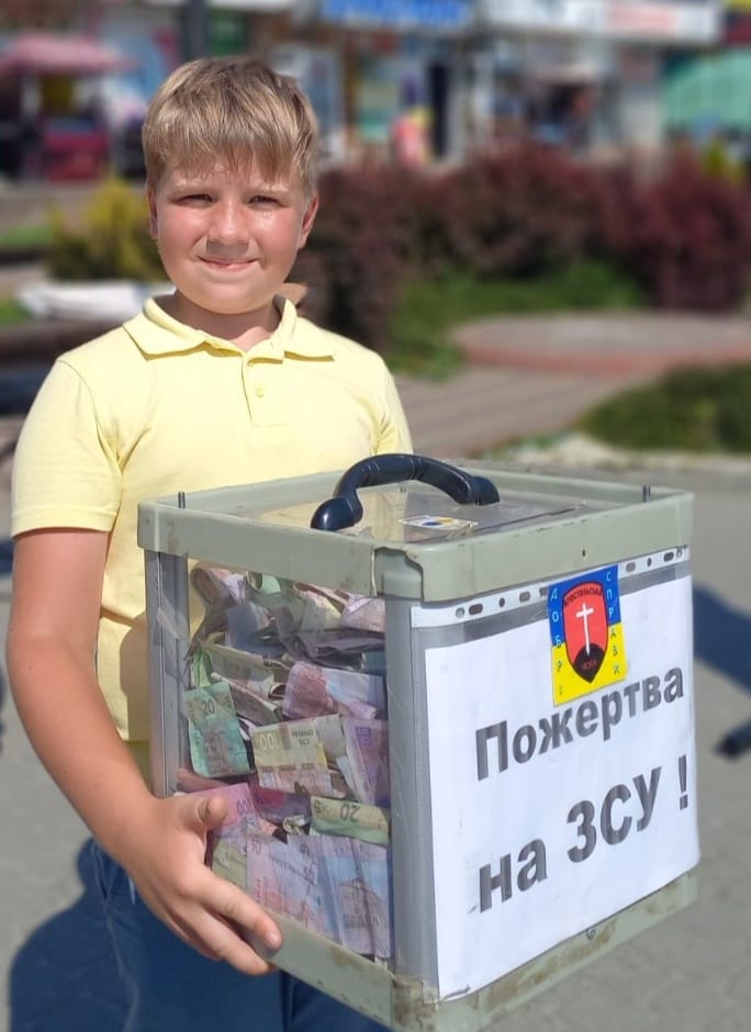 Yurchyk holds a box of donations after one of his concerts. Photo: Facebook/Nazar Napora