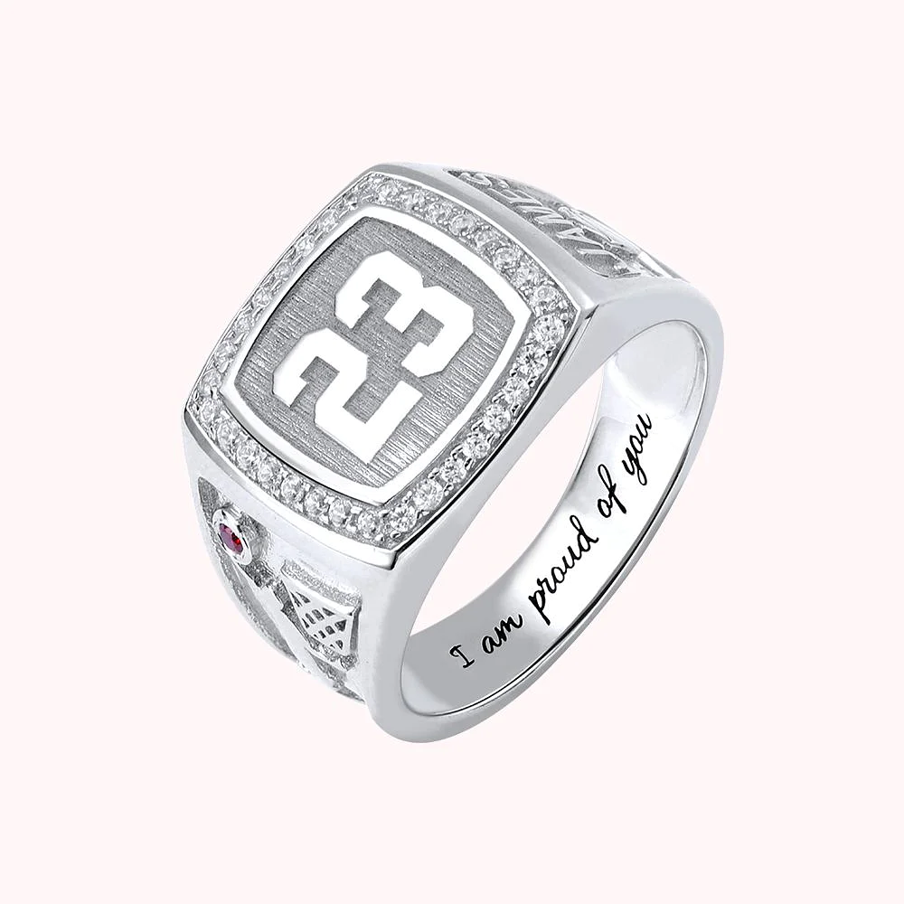 bague en argent pour joueur de basketball, numéro 23 de Michael Jordan, gravé à l’intérieur de l’anneau de la phrase “I am proud of you”.